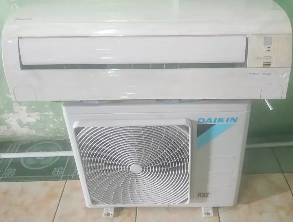AC 1/2 PK DAIKIN #R32# ORISINIL LOW300WATT BAGUS DINGIN SEKALI NORMAL