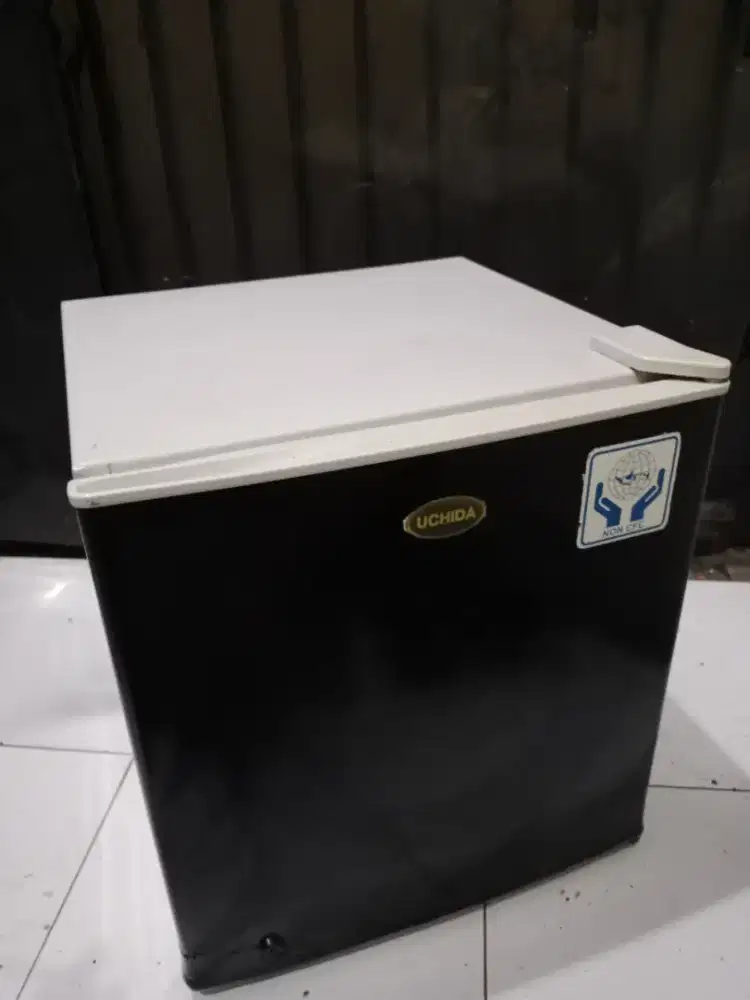KULKAS MINIBAR UCHIDA BEKU MULUS ORI