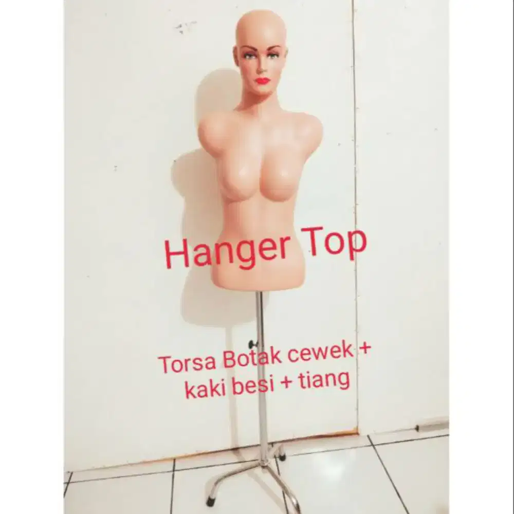 Patung dan rak gantungan baju