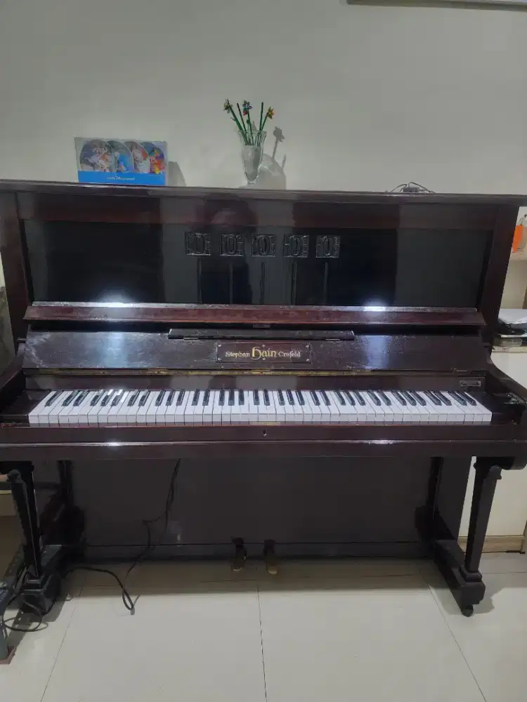 Piano upright bekas