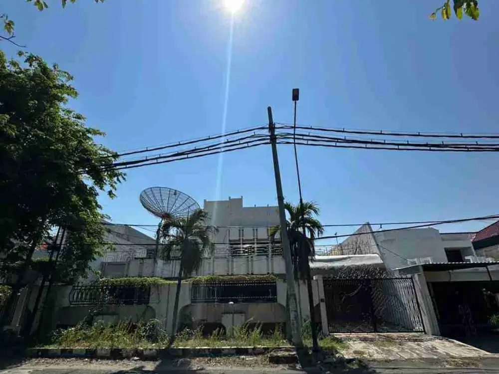 LANGKA! DIJUAL RUMAH HITUNG TANAH DI RAYA DHARMAHUSADA DEKAT BON AMI NOL JALAN RAYA KOMERSIAL AREA STRATEGIS