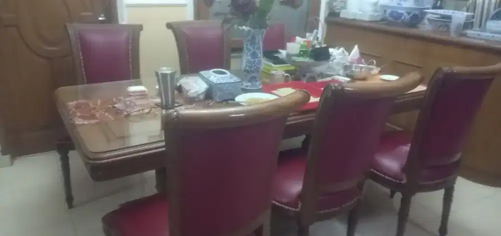 Meja makan dari jati