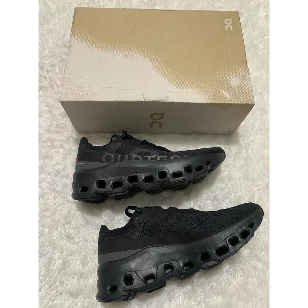 Sepatu On Cloud Full Black