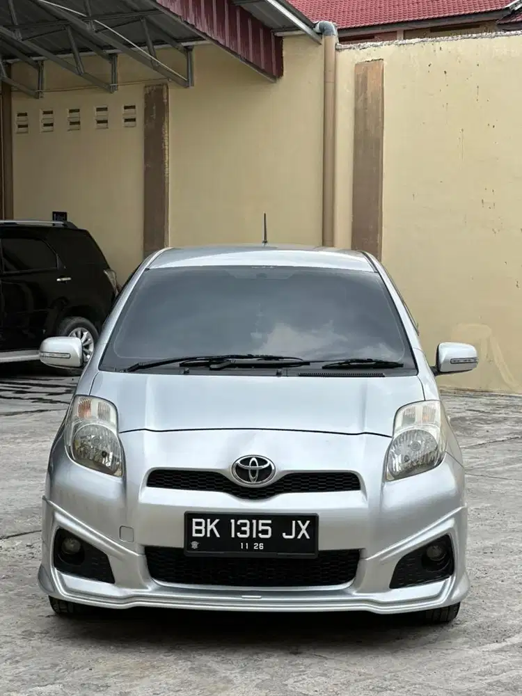 Toyota yaris E manual 2013