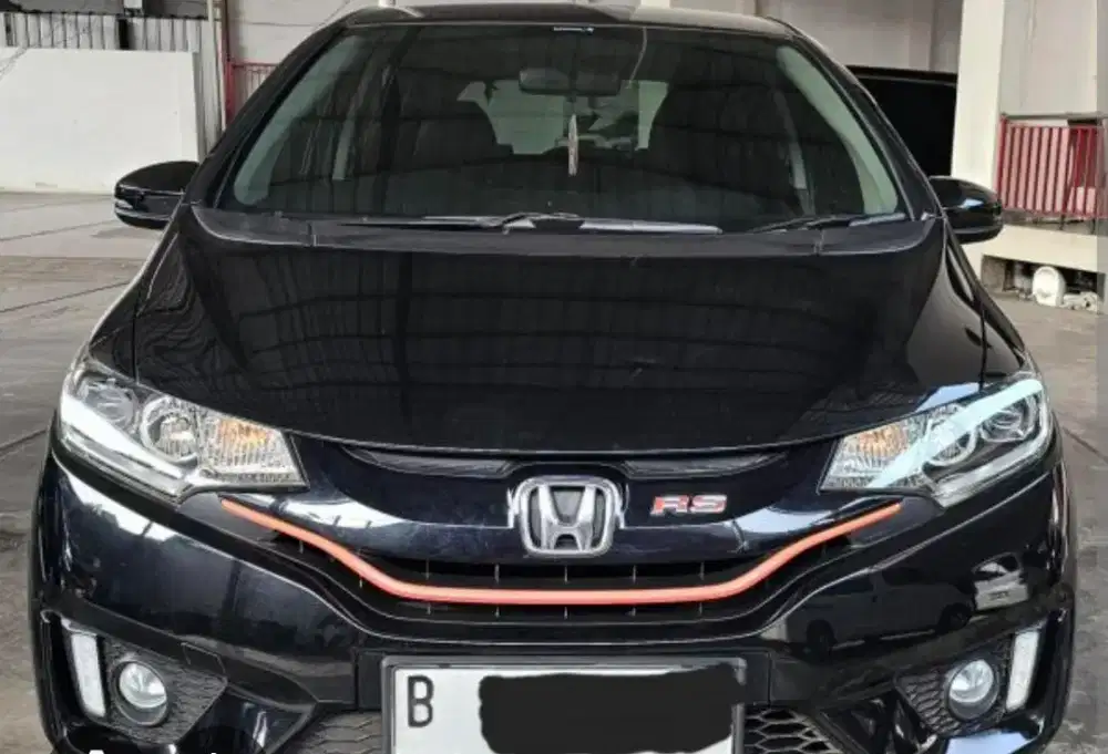 Mobil jazz matic hitam