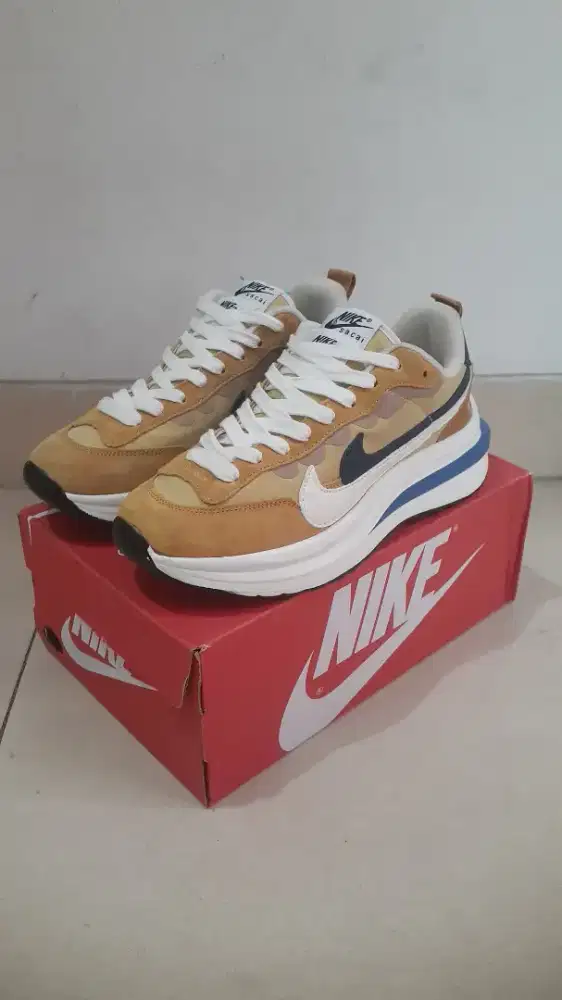 Sepatu running Nike sacai vaporwaffle