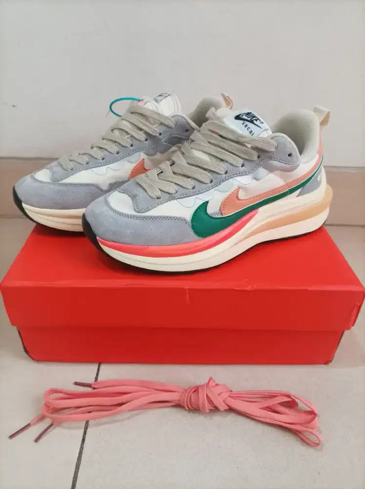 Sepatu running nike sacai vaporwaflle