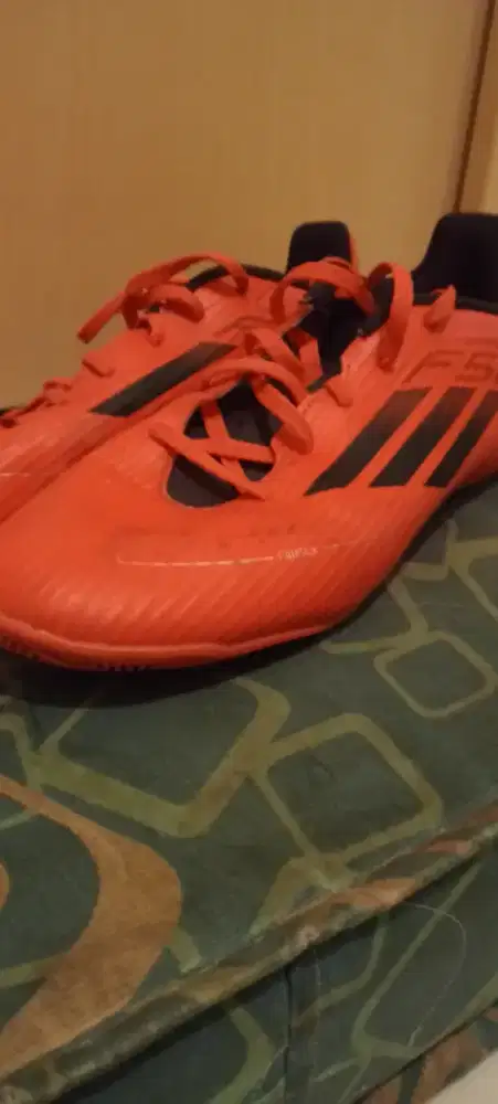 Sepatu bola f50 warna limited edition