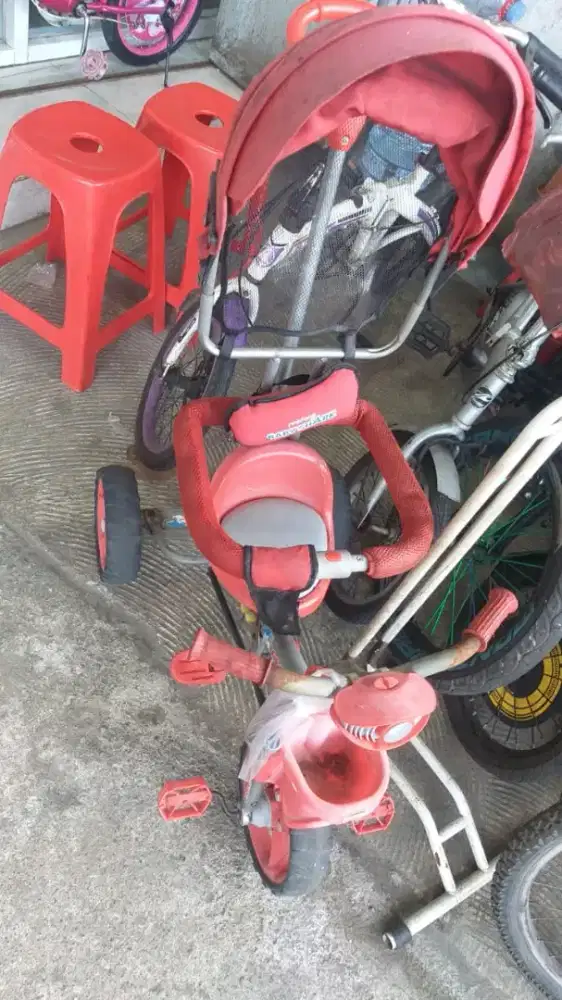 Sepeda roda tiga anak