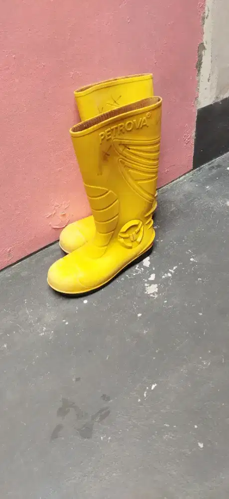 Dijual cepat sepatu boot Petrova