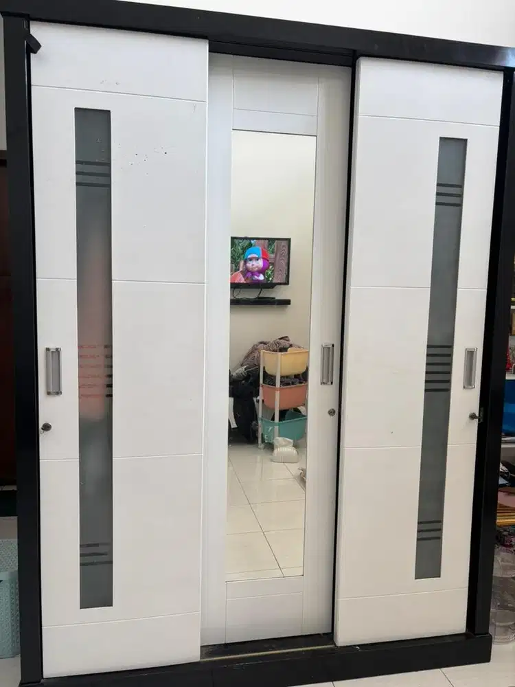 Lemari pakaian 3 pintu