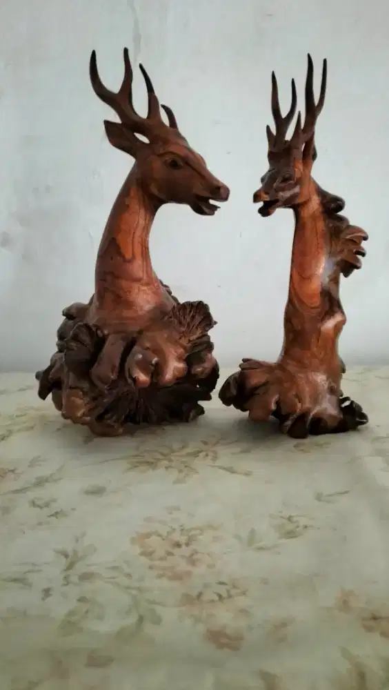 Sepasang kijang dari kayu.