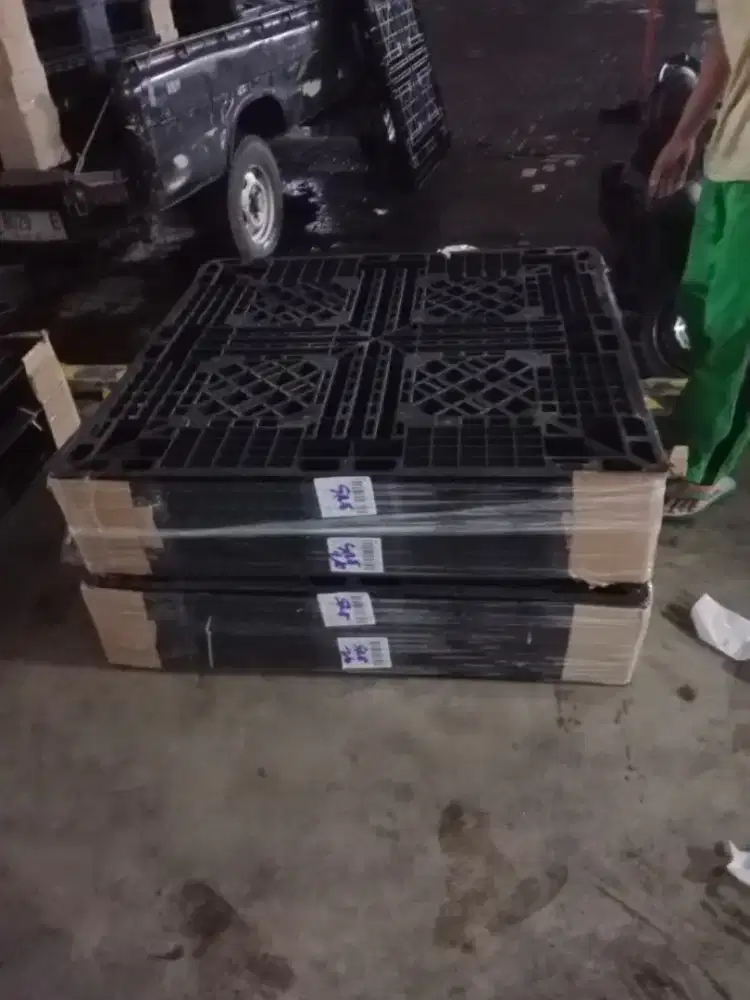 Pallet plastik bekas dan baru untuk pengiriman laut