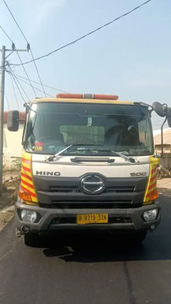 Hino FG 235 JJ ranger 500 tipe 4x2 dumtruk tahun 2014 tangki 16 kl