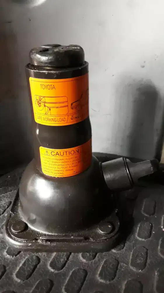 DONGKRAK KUNCI RODA INNOVA FORTUNER