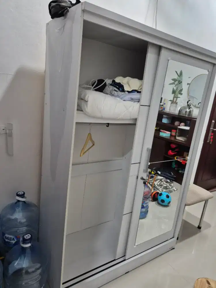 Lemari putih minimalis...ada defectnya yaa..