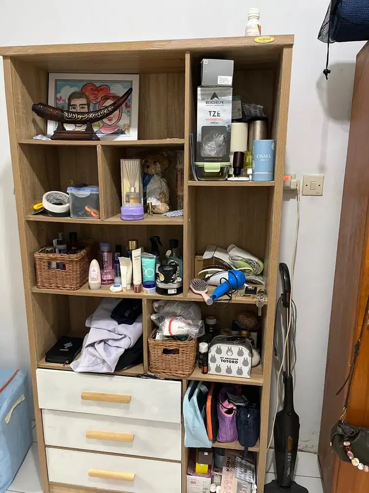 Dijual lemari buku baru 2 bulan penggunaan