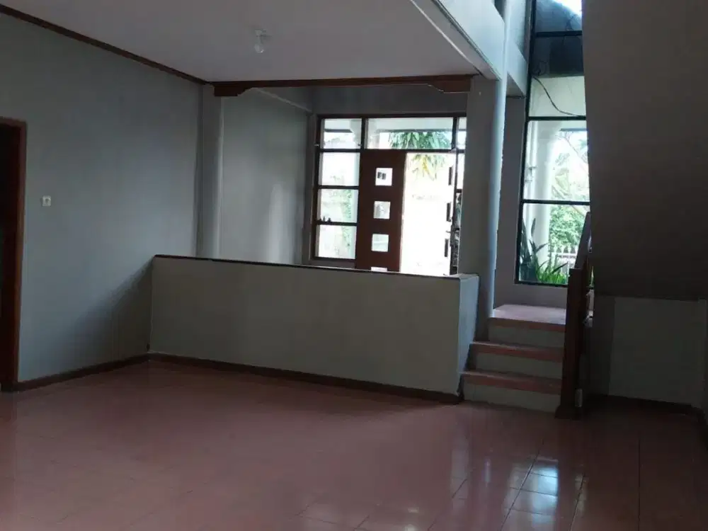 Rumah 6 Kamar Tidur Fasilitas Bagus Disewakan, di Denpasar Barat Area