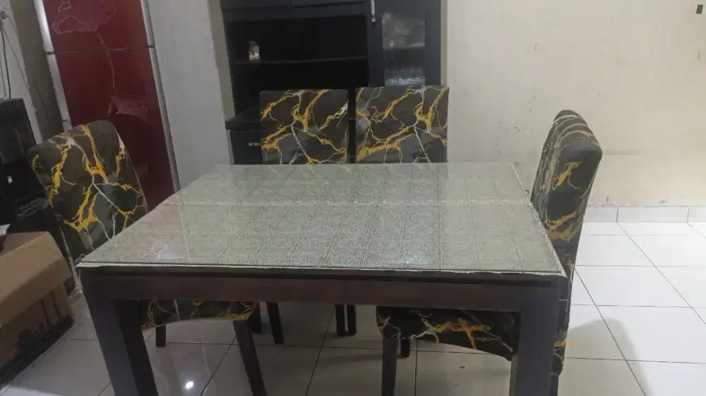 Meja makan kayu 4 kursi