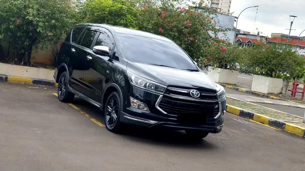 [ LOW KM ] Toyota Kijang Innova Venturer 2.0 Bensin AT 2017/2018