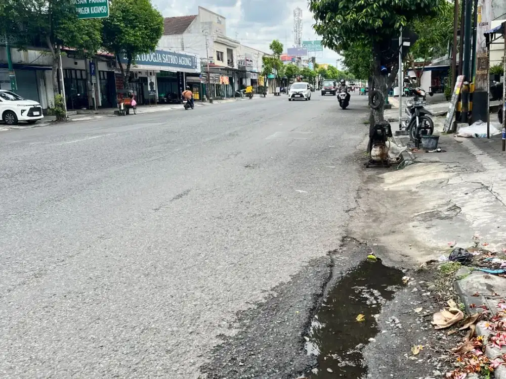 Tanah Jogja Kota, 3Menit MALIOBORO, Pinggir Jalan Aspal