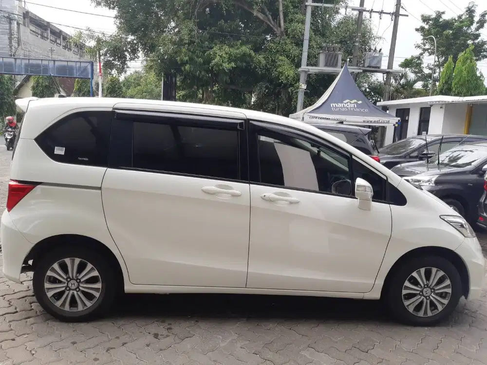 Honda Freed putih 2016