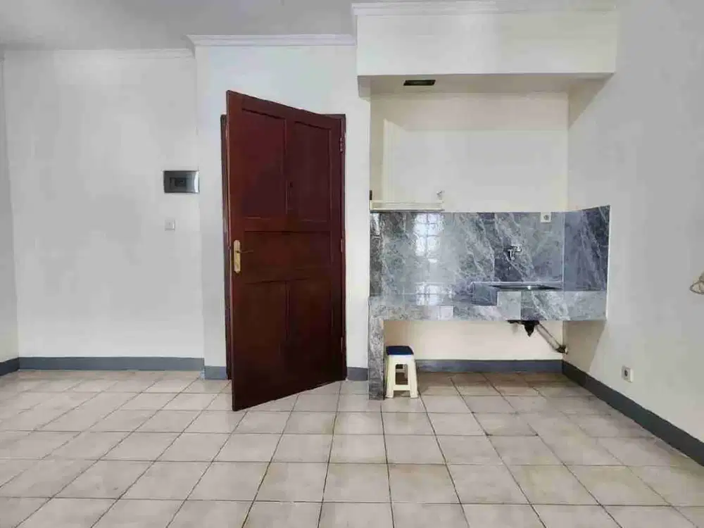 Disewakan Unit Apartemen Mediterania Garden Residence 1 Kondisi Unfurnished Tipe 2BR Lokasi Strategis Dekat dengan Pusat Pembelanjaan Dan Low Floor