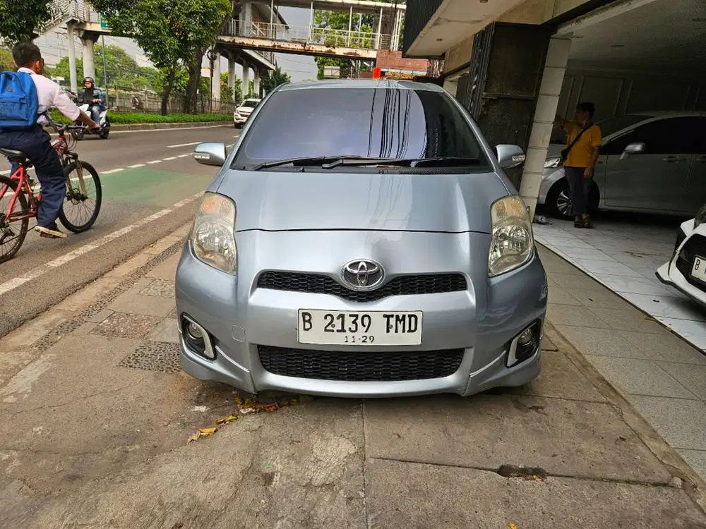 Toyota Yaris 1.5 E Facelift Tahun 2012 Abu-abu AT