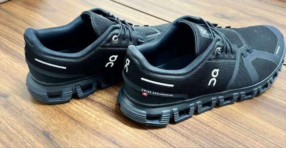 ON CLOUD 6 HITAM/BLACK SEPATU