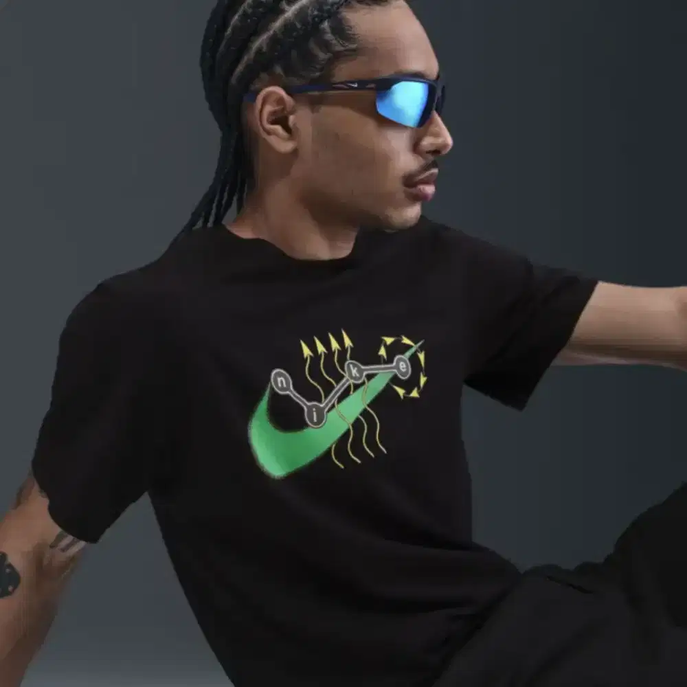 Nike Kaos Pria Sportswear - Black HV1636-010 Ori Resmi Store