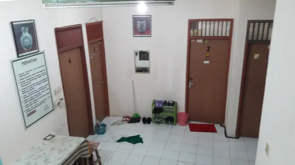 Jual 1 unit rumah bisa sekalian dijadikan kosan, 9 kamar, 2 lantai