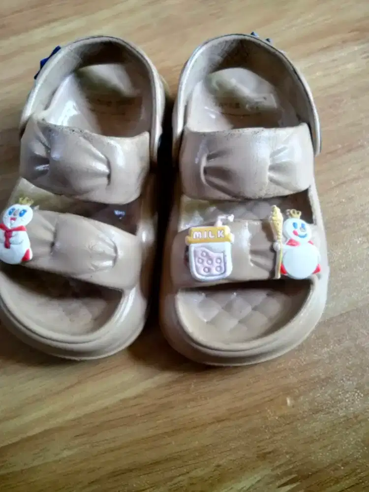 Sendal anak coklat ukuran 27,sendal anak biru ukuran 26