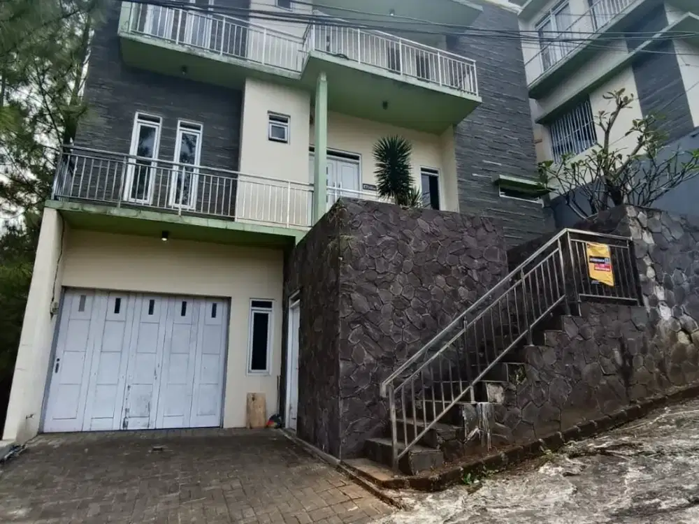 Disewa  Rumah 3 Lantai di Graha Padasuka Bandung  dengan View Gunung dan Taman, Siap Huni