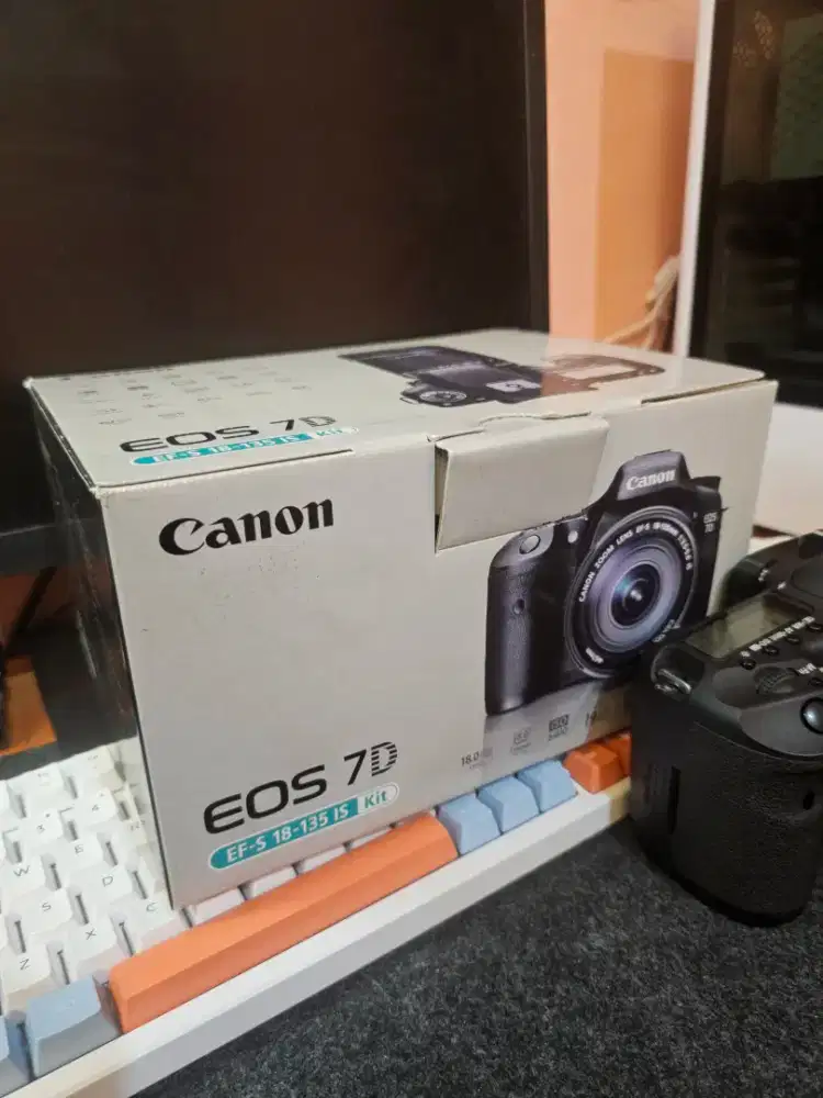 KAMERA CANON EOS 7D LENSA EFS 18-135MM IS MULUS SC 20RB