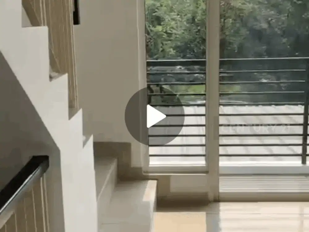 Dijual RUMAH PIK 3 LANTAI ROW JALAN LEBAR