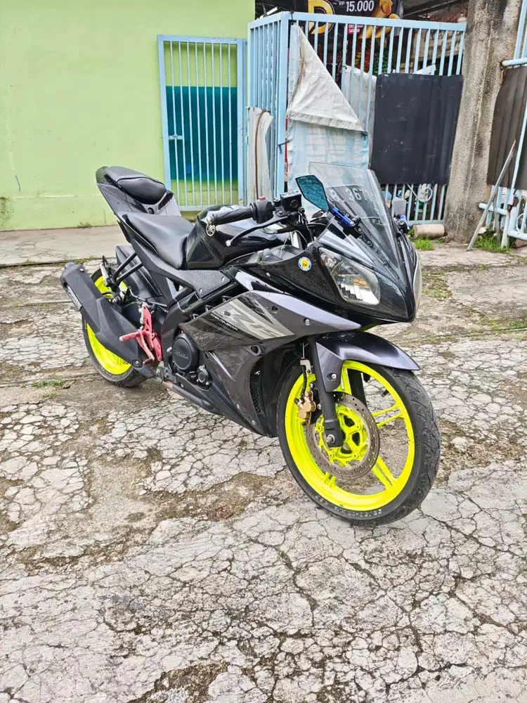 YAMAHA R15 V2  jos