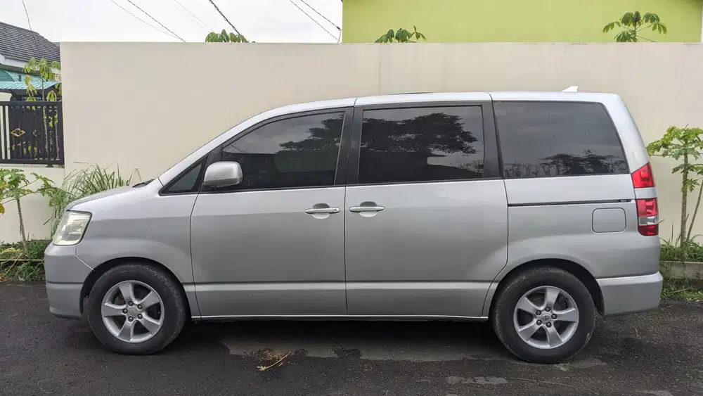 Toyota Noah 2004 Bensin