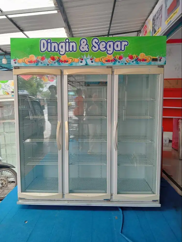 Showcase / chiller pendingin minuman bekas normal merk Sanyo 1500L