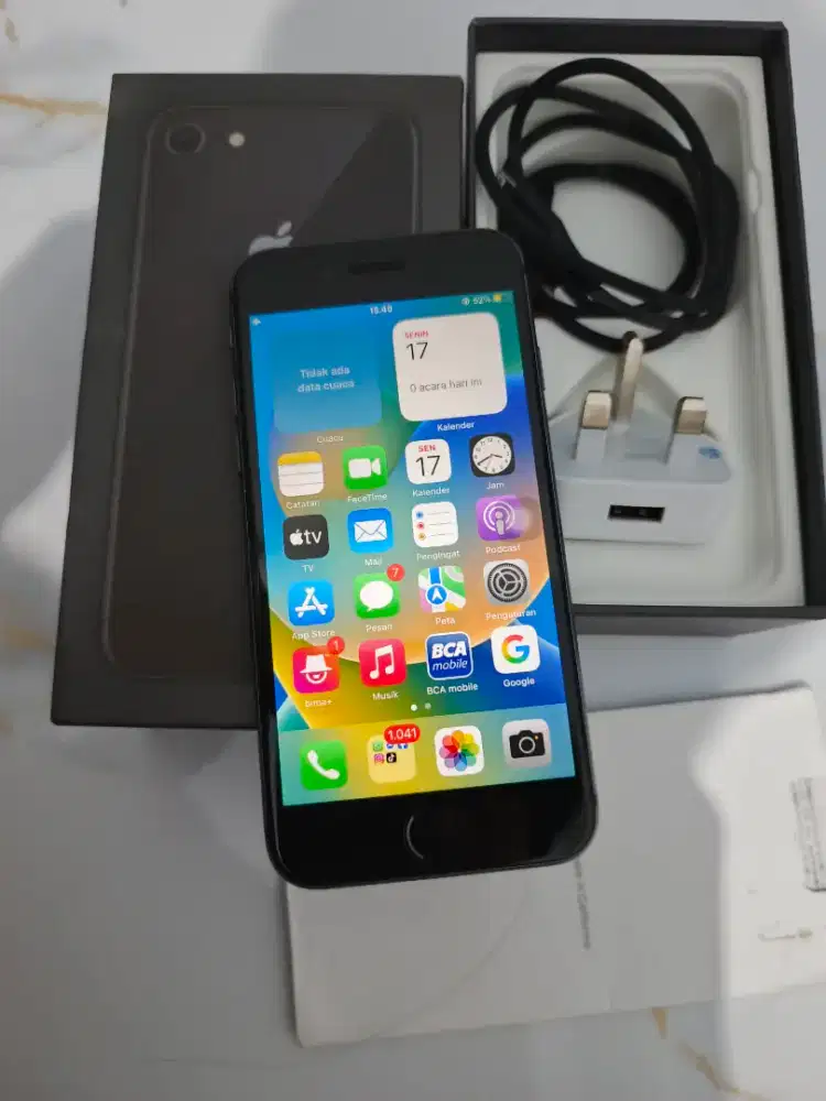 Iphone 8 64GB lengkap box cas mulus terawat BH 100%