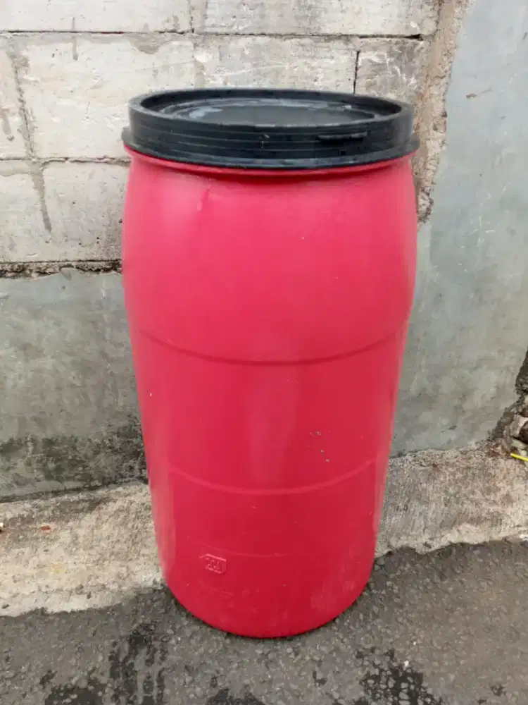 Gentong/drum air atau sampah