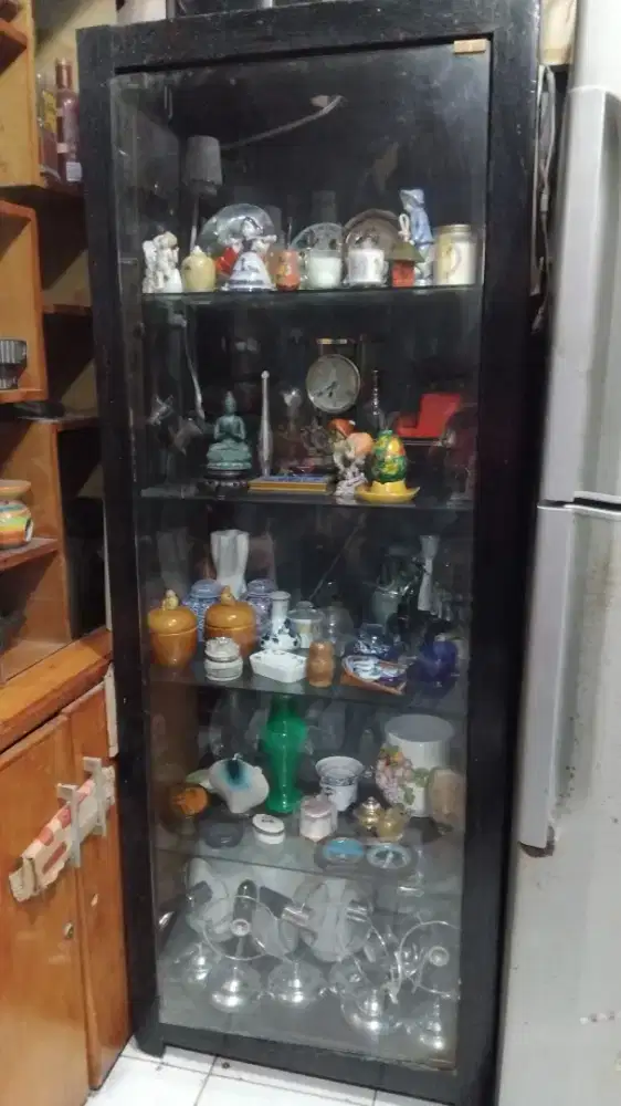 Dijual cepat lemari pajangan