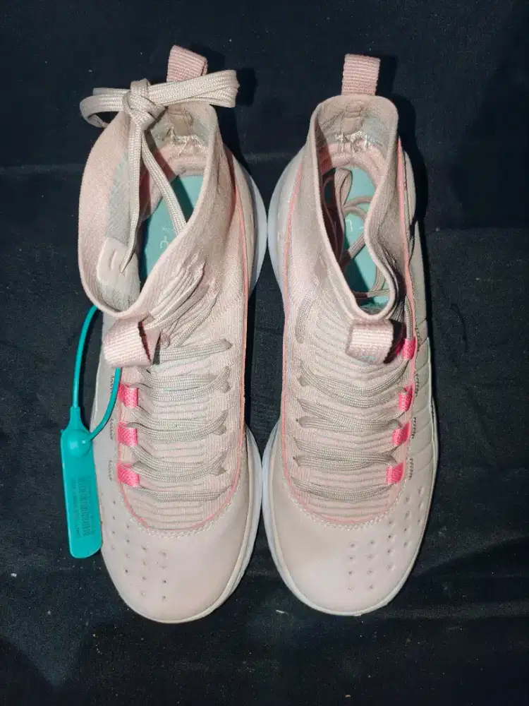 sepatu basket pink ukuran US 8.5 | 42 | 26.5 cm