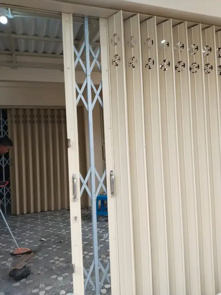 Spesialis pintu harmonika