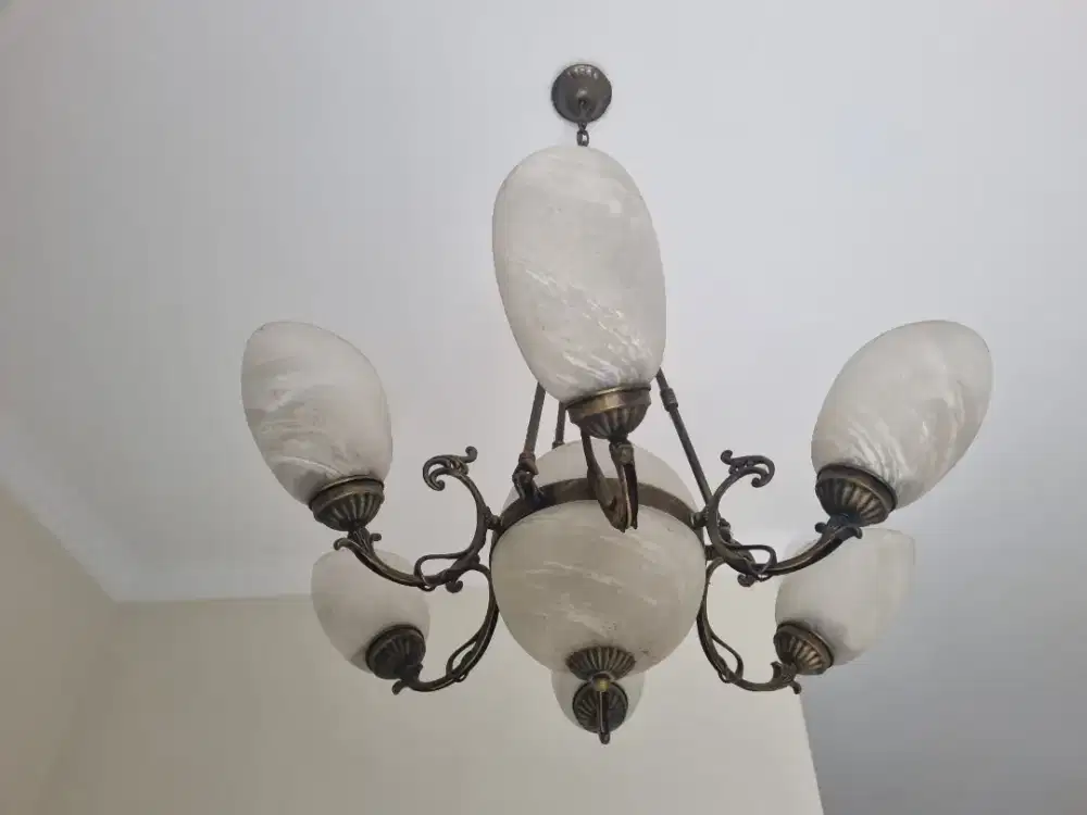 Lampu Gantung Ruang Tamu masih baik bohlamnya hidup satu bisa diganti