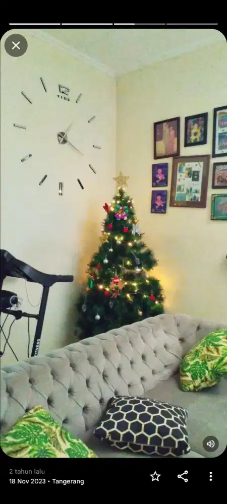 Pohon Natal beserta Lampu Natal dan Ornamennya