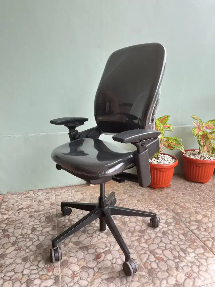 Kursi import steelcase