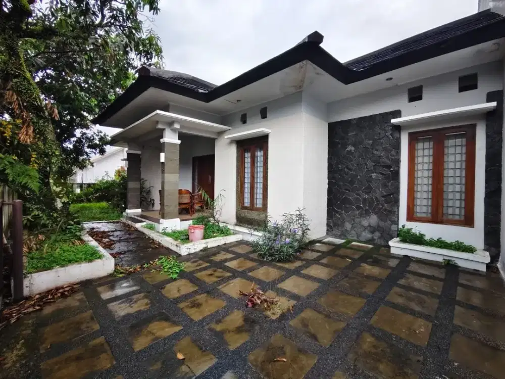 DIJUAL Rumah MEWAH Dengan Desain Klasik Modern Siap Huni  di Turangga dkt ke Buahbatu & TSM Bandung
