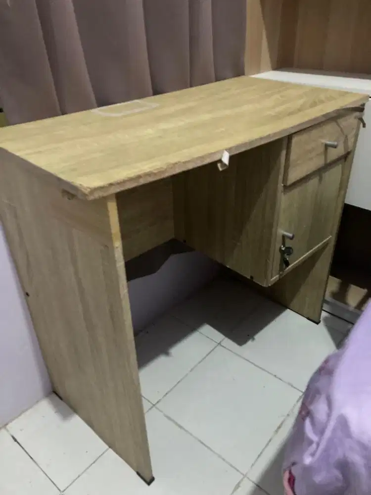 Meja kantor laci pribadi coklat