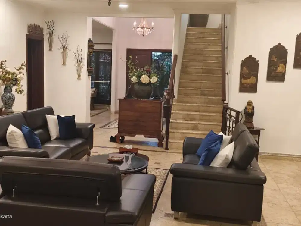 Dijual Rumah Asri Siap Huni dengan Kolam Renang di Pejaten, Jakarta Selatan – Lokasi Strategis, LT 500 m²