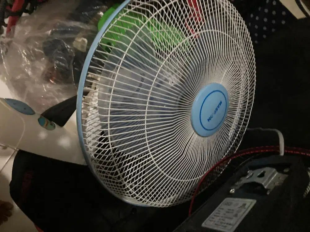 Kipas angin maspion biru dinding